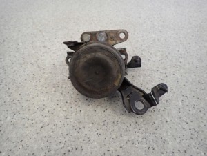 TOYOTA AVENSIS T25 2.0D PRZEDLIFT 02-05 PODUSZKA SILNIKA PRZEDNIA PRAWA 3/7 MINIATURA