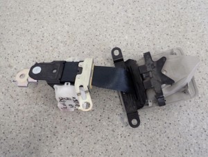 TOYOTA COROLLA VERSO II 04-08 PAS BEZPIECZEŃSTAWA TYLNY ŚRODKOWY II RZĄD 4/4 MINIATURA