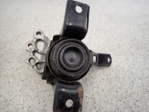 SUZUKI CELERIO 14-19 PODUSZKA SILNIKA PRAWA OLEJOWA 7/7 MINIATURA