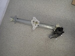 SUZUKI CELERIO 14-19 PODNOŚNIK DRZWI PRZEDNI LEWY 2/9 MINIATURA