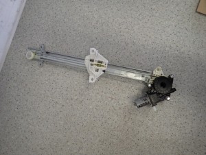 SUZUKI CELERIO 14-19 PODNOŚNIK DRZWI PRZEDNI LEWY 3/9 MINIATURA