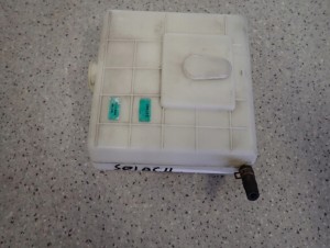 SUZUKI SPLASH 1.2I 08-14 ZBIORNICZEK WYRÓWNAWCZY BENZYNA 4/5 MINIATURA