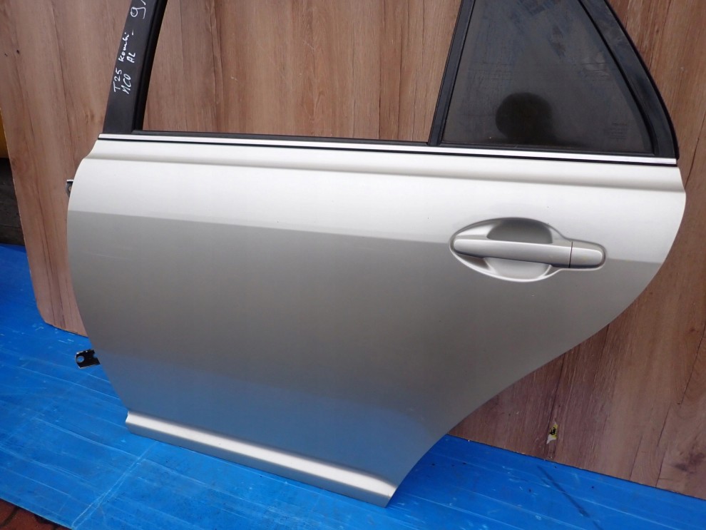 TOYOTA AVENSIS T25 KOMBI 02- DRZWI TYLNE LEWE 1C0 4/11