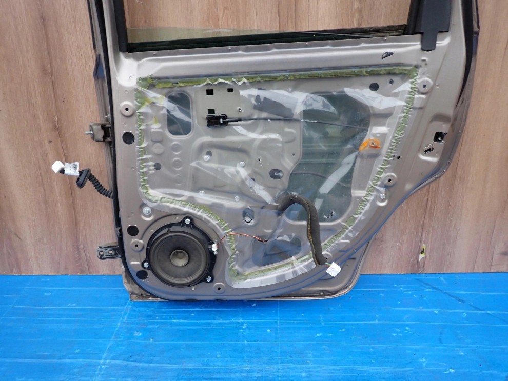 NISSAN NOTE E11 06-12 DRZWI TYLNE PRAWE C30 12/12