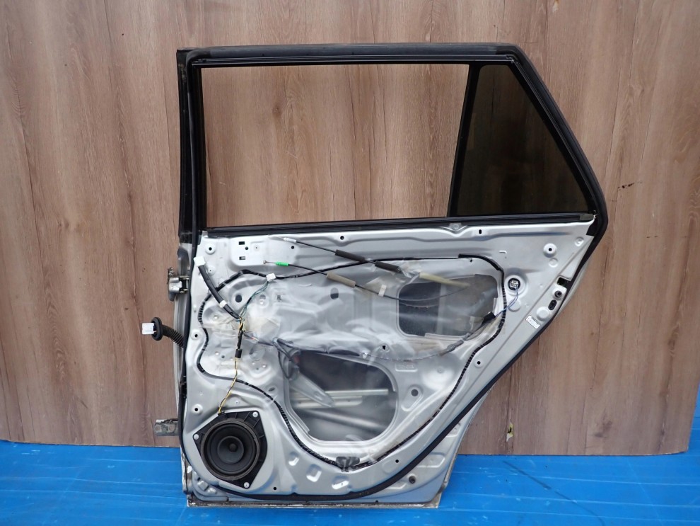 TOYOTA AVENSIS T25 KOMBI 02- DRZWI TYLNE PRAWE 1C0 11/12