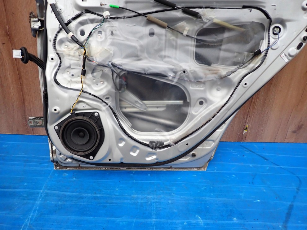 TOYOTA AVENSIS T25 KOMBI 02- DRZWI TYLNE PRAWE 1C0 12/12