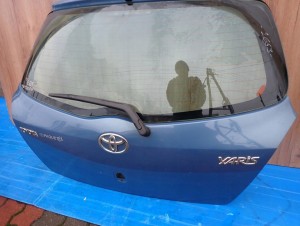 TOYOTA YARIS II 06- KLAPA TYLNA BAGAŻNIKA 8T1 6/11 MINIATURA