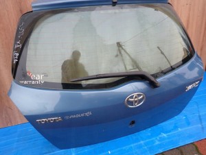TOYOTA YARIS II 06- KLAPA TYLNA BAGAŻNIKA 8T1 7/11 MINIATURA