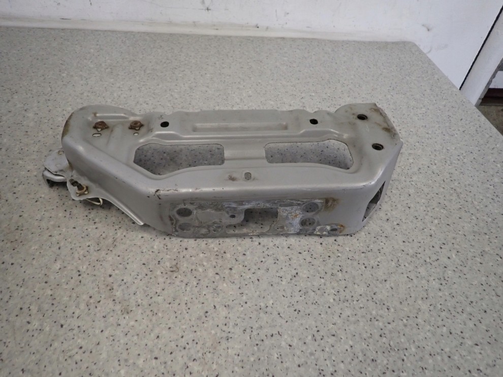 TOYOTA YARIS II 06-09 WSPORNIK PIONOWY LEWY PASA PRZEDNIEGO 6/7