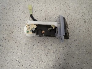 SUZUKI IGNIS 00-07 ZAMEK KLAPY BAGAŻNIKA KLAPY TYŁ 4/5 MINIATURA