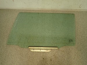 TOYOTA COROLLA E12 KOMBI 04-07 SZYBA TYLNA LEWA