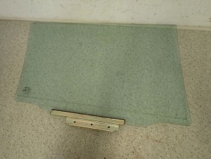 TOYOTA COROLLA E12 KOMBI 04-07 SZYBA TYLNA LEWA 3/7 MINIATURA