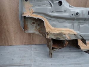 TOYOTA YARIS II 06-11 PAS TYLNY 7/7 MINIATURA