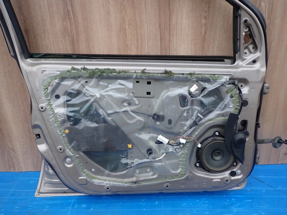 NISSAN NOTE E11 06-12 DRZWI PRZEDNIE LEWE C30 9/10