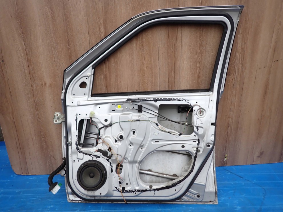 SUZUKI SWIFT 5d MK6 04-09 DRZWI PRZEDNIE PRAWE ZCC 8/9