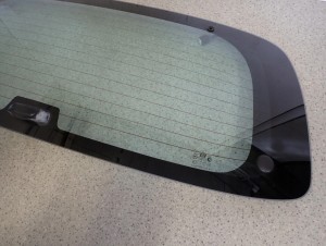 HYUNDAI SANTA FE I 01-06 SZYBA TYLNA KLAPY BAGAŻNIKA 5/8 MINIATURA