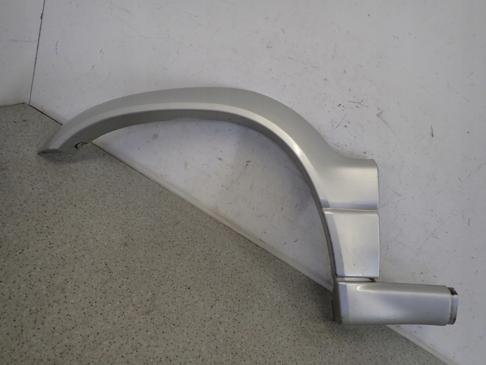 SUZUKI GRAND VITARA 99- LISTWA BŁOTNIKA LEWA 1/8