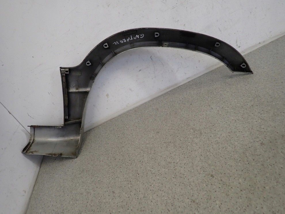 SUZUKI GRAND VITARA 99- LISTWA BŁOTNIKA LEWA 6/8