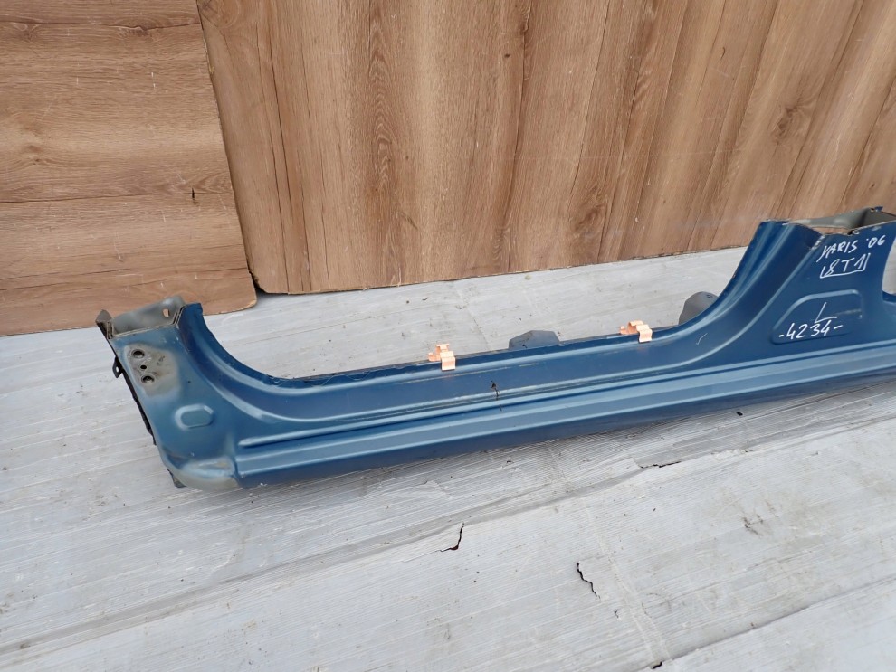 TOYOTA YARIS II 06-11 PRÓG LEWY 8T1 2/11