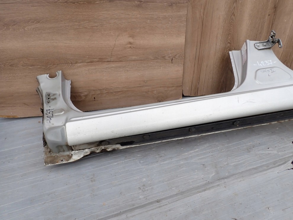 TOYOTA YARIS II 06-11 PRÓG LEWY RANT BŁOTNIKA 6/10