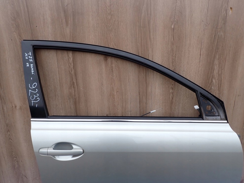 TOYOTA AVENSIS T25 02- DRZWI PRZEDNIE PRAWE 1C0 7/15