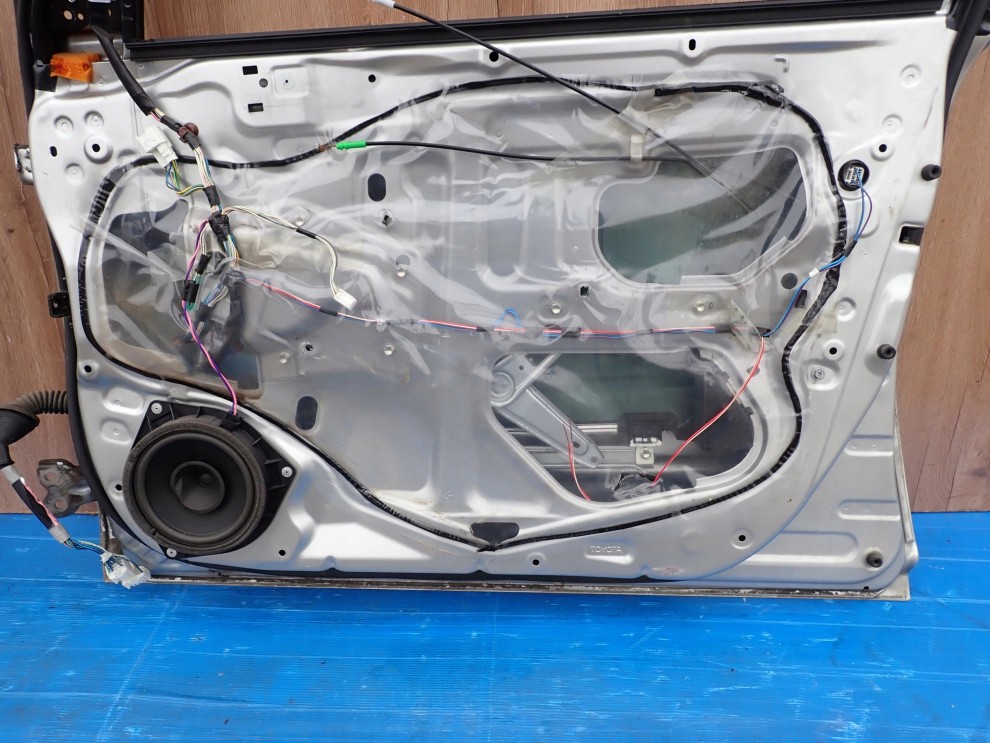 TOYOTA AVENSIS T25 02- DRZWI PRZEDNIE PRAWE 1C0 15/15