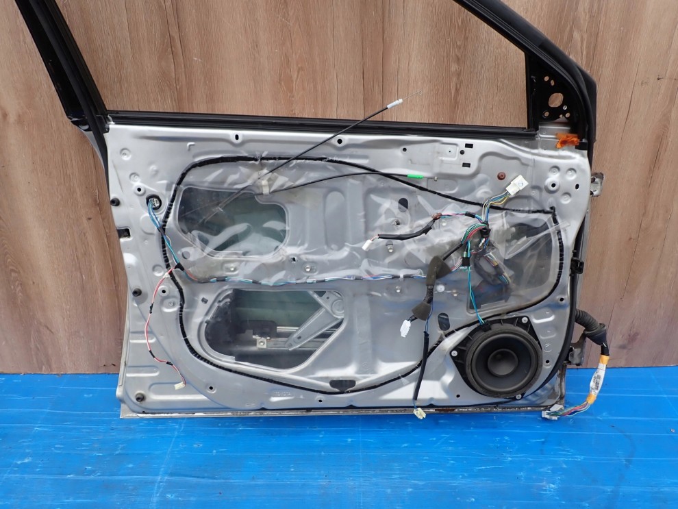 TOYOTA AVENSIS T25 02- DRZWI PRZEDNIE LEWE 1C0 14/15