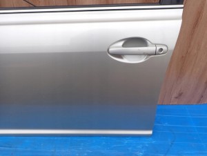 TOYOTA AVENSIS T25 02- DRZWI PRZEDNIE LEWE 1C0 8/15 MINIATURA