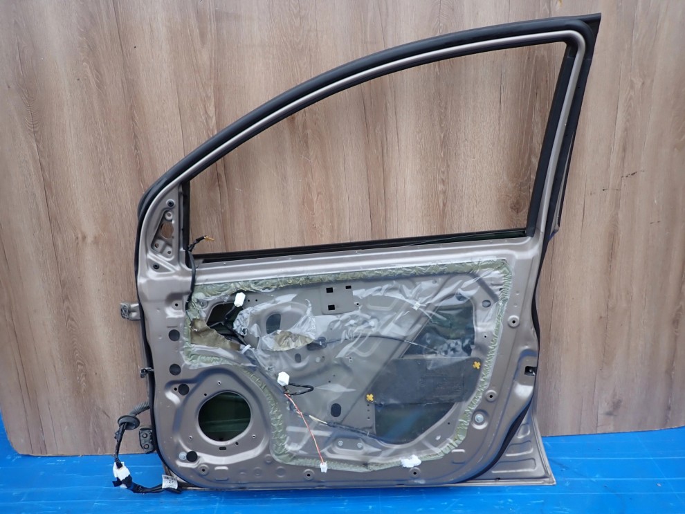 NISSAN NOTE E11 06-12 DRZWI PRZEDNIE PRAWE C30 13/14