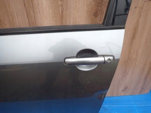 SUZUKI SWIFT MK7 5d 10-16 DRZWI PRZEDNIE LEWE ZCD 8/13 MINIATURA