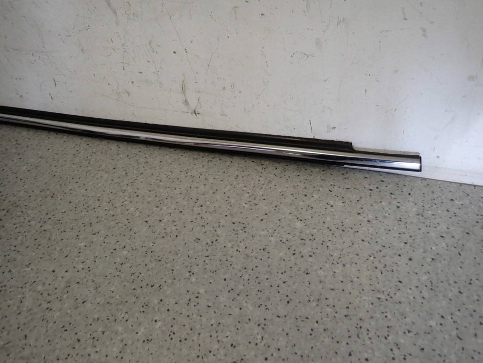 TOYOTA AVENSIS T25 03- LISTWA DRZWI ZGARNIAJĄCA TYŁ PRAWA CHROM PARAPET 4/8