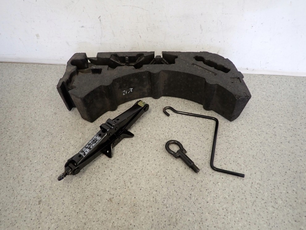 NISSAN MICRA K12 03- PODNOŚNIK SAMOCHODOWY LEWAREK HAK STYROPIAN 1/5