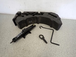 NISSAN MICRA K12 03- PODNOŚNIK SAMOCHODOWY LEWAREK HAK STYROPIAN 2/5 MINIATURA