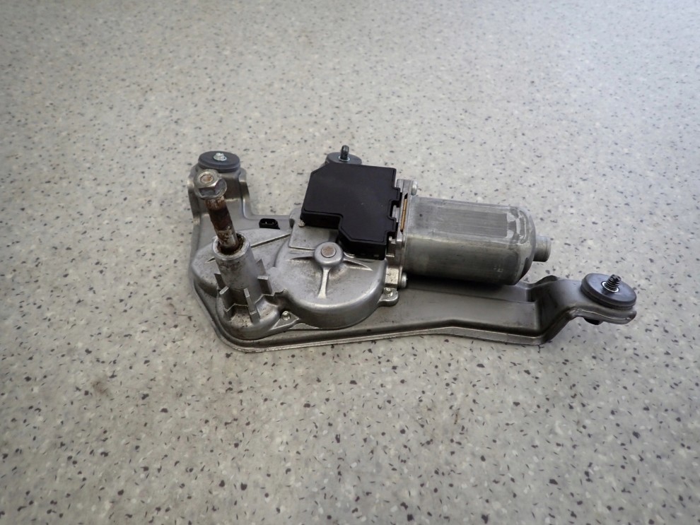 TOYOTA COROLLA VERSO 04- SILNICZEK WYCIERACZKI TYŁ KLAPY 3/6