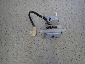 SUZUKI SPLASH 08-14 ZAMEK KLAPY BAGAŻNIKA 3/8 MINIATURA