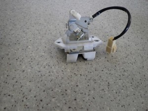 SUZUKI SPLASH 08-14 ZAMEK KLAPY BAGAŻNIKA 5/8 MINIATURA