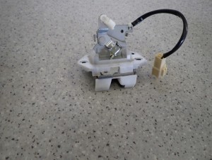 SUZUKI SPLASH 08-14 ZAMEK KLAPY BAGAŻNIKA 6/8 MINIATURA