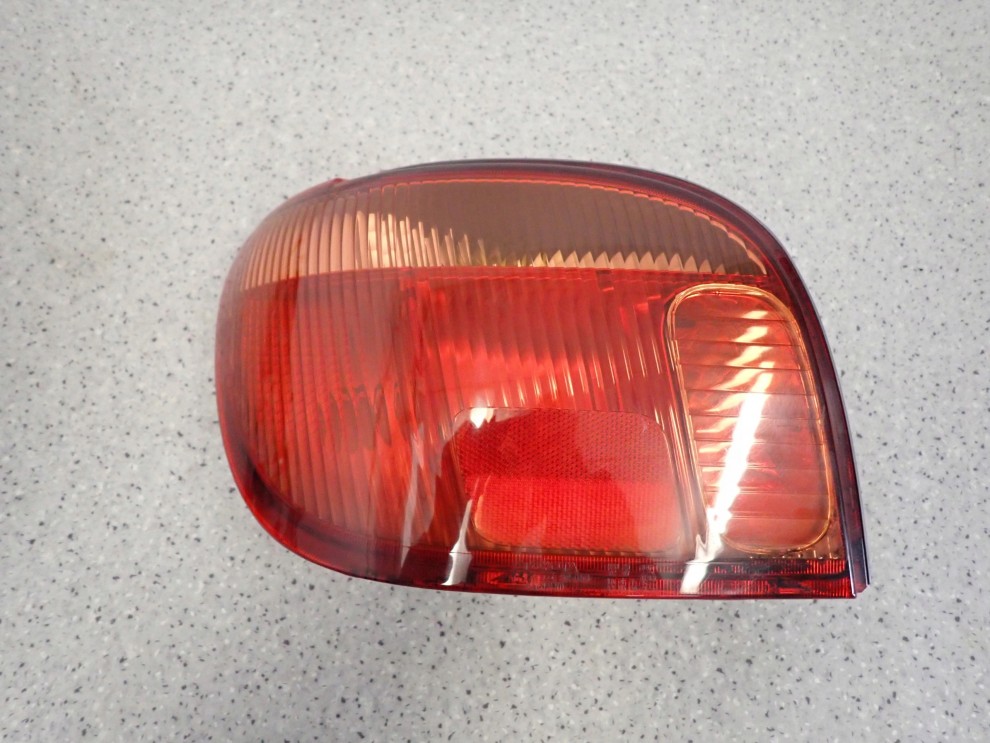 TOYOTA YARIS 03-05 FRANCUSKA LAMPA TYLNA LEWA TYŁ 1/8