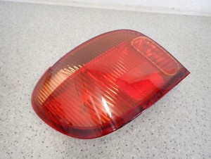 TOYOTA YARIS 03-05 FRANCUSKA LAMPA TYLNA LEWA TYŁ 4/8 MINIATURA