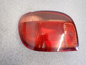 TOYOTA YARIS 03-05 FRANCUSKA LAMPA TYLNA LEWA TYŁ 5/8 MINIATURA