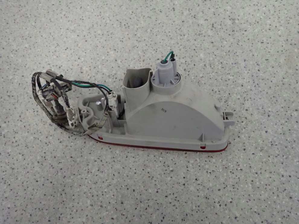 SUZUKI IGNIS 00-03 LAMPA PRZECIWMGIELNA TYLNA LEWA 4/6