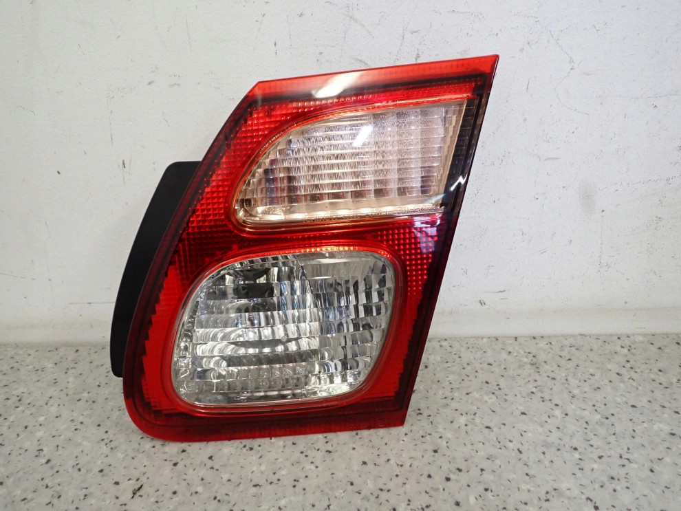 NISSAN ALMERA N16 SEDAN 4D 00-06 LAMPA TYLNA PRAWA WEWNĘTRZNA 1/4