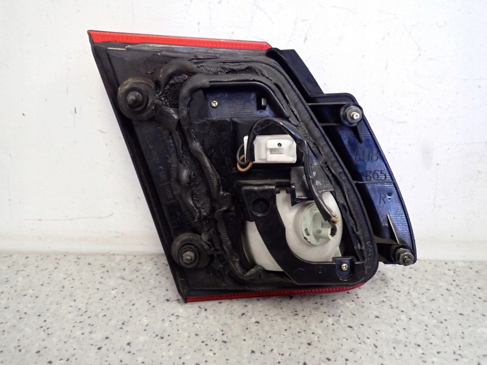 NISSAN ALMERA N16 SEDAN 4D 00-06 LAMPA TYLNA PRAWA WEWNĘTRZNA 3/4