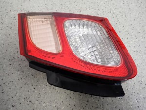 NISSAN ALMERA N16 SEDAN 4D 00-06 LAMPA TYLNA PRAWA WEWNĘTRZNA 4/4 MINIATURA