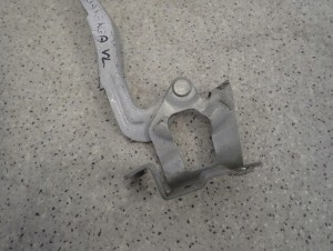 KIA VENGA 09- ZAWIAS MASKI LEWY 2/4 MINIATURA