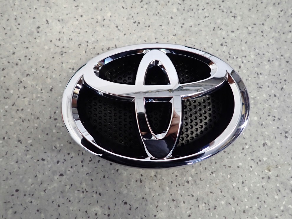 TOYOTA YARIS III 12-18 EMBLEMAT ZNACZEK LOGO ORYGINAŁ NOWY 1/6