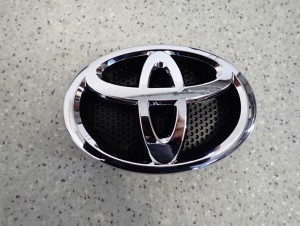 TOYOTA YARIS III 12-18 EMBLEMAT ZNACZEK LOGO ORYGINAŁ NOWY 1/6 MINIATURA