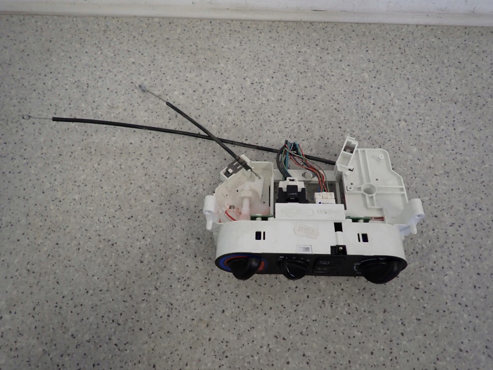 NISSAN ALMERA N16 00-06 PANEL STEROWANIA NAWIEWEM 5/8