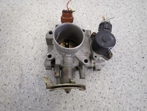 NISSAN ALMERA N16 00-03 1.5i QG15 PRZEPUSTNICA POWIETRZA 4/8 MINIATURA