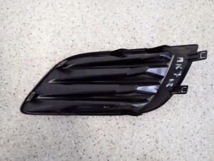 SUZUKI SWIFT MK7 10- ZAŚLEPKA HALOGENU KRATKA PRAWA 3/3 MINIATURA